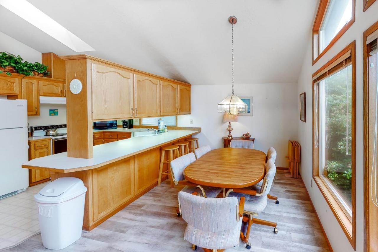 Captain Bill'S Beachhouse Lincoln City Extérieur photo